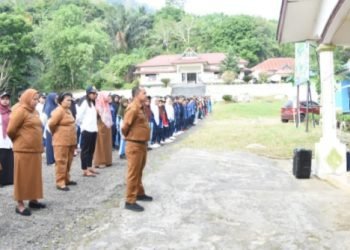 Bupati Tapsel Dolly Pasaribu saat melakukan kunjungan kerja ke beberapa kantor perangkat kecamatan Tatom. (Ist)