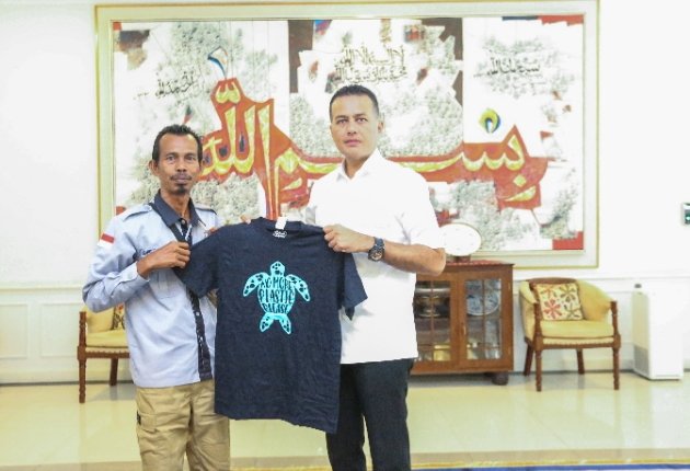Wakil Gubernur (Wagub) Sumatera Utara (Sumut) Musa Rajekshah menerima kunjungan silaturahmi Ketua Kelompok Konservasi Penyu Pantai Binasi, Kecamatan Sorkam Barat, Kabupaten Tapanuli Tengah (Tapteng) Sahbudi Sikumbang, di Rumah Dinas Wagub, Jalan Teuku Daud, Medan, Selasa (28/2). (DISKOMINFO)