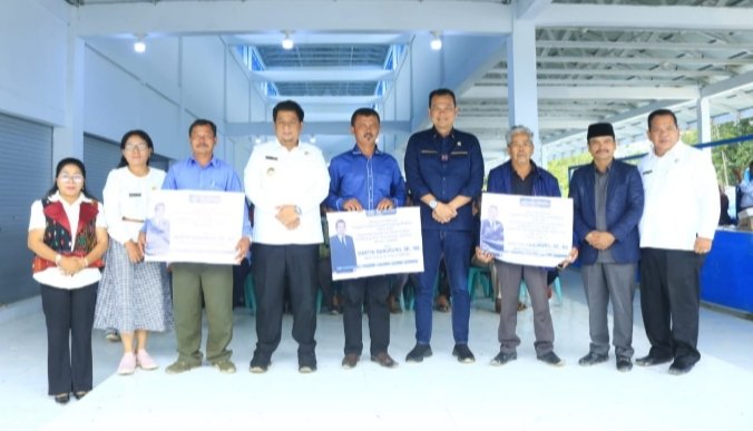 Bupati Samosir foto bersama pada peresmian pasar rakyat Onan Runggu.(Suriono Brandoi)