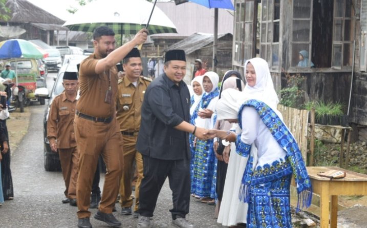 Bupati Tapsel Dolly Pasaribu saat menghadiri Pengajian Akbar BKMT di Kampung Gunung Manaon, Desa Pardomuan, Kecamatan Arse (28/2). (DOK)