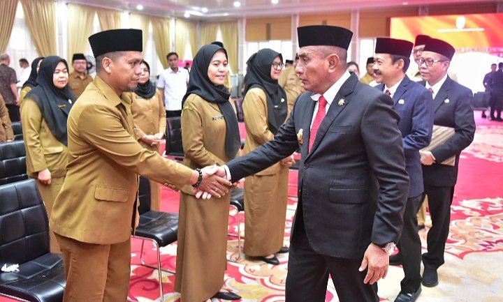 Gubernur Sumatera Utara (Sumut) Edy Rahmayadi melantik serta mengambil sumpah janji jabatan Pejabat Administrator dan Pengawas di Lingkungan Pemerintah Provinsi Sumut yang dilaksanakan di Aula Tengku Rizal Nurdin, Rumah Jabatan Gubernur Sumut, Jalan Sudirman Medan, Kamis (2/3/2023). (Diskominfo)