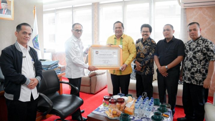 Wali Kota Padang Sidempuan Irsan Nasution saat menerima penghargaan dari Kemendagri. (DOK)