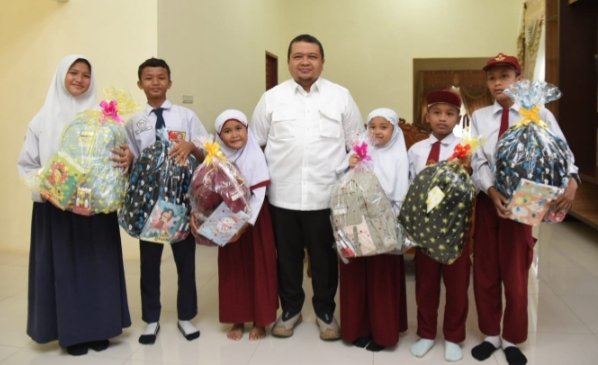 Bupati Tapsel Dolly Pasaribu foto bersama dengan peserta FTBI. (Ist)