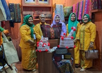 Ketua Dekranasda Kota Padang Sidempuan Derliana foto di Stand Pemko  Padangsidempuan pada INACRAFT ke-23 tahun 2023 di Jakarta Convention Center. (Ist)