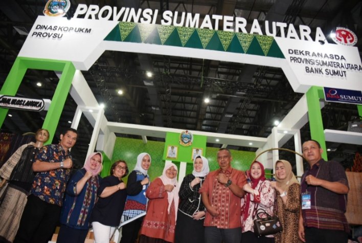 Ketua Harian Dekranasda Sumut Muliyadi Simatupang bersama Wakil Ketua Harian Dekranasda Sumut yang juga Ketua DWP Sumut Dian Arief Trinugroho, Sekretaris DWP Sumut Hasnah Lelly Siregar, serta rombongan DWP Sumut meninjau stan Dekranasda Provinsi Sumut serta kabupaten/kota Se-Sumut pada pameran Inacraft 2023 di Jakarta Convention Center, Senayan, Jakarta, Jumat (03/03). (Diskominfo)