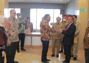 Gubernur Sumatera Utara (Sumut) Edy Rahmyadi didampingi Sekretaris Daerah Provinsi Sumut Arief S Trinugroho  menghadiri Rapat Umum Pemegang Saham Tahunan Tahun Buku 2022 dan Rapat Umum Pemegang Saham Luar Biasa PT Bank Sumut di Ruang Rapat Lantai 10 Kantor Bank Sumut Jalan Imam Bonjol Nomor 18 Medan, Senin (6/3). (DISKOMINFO)