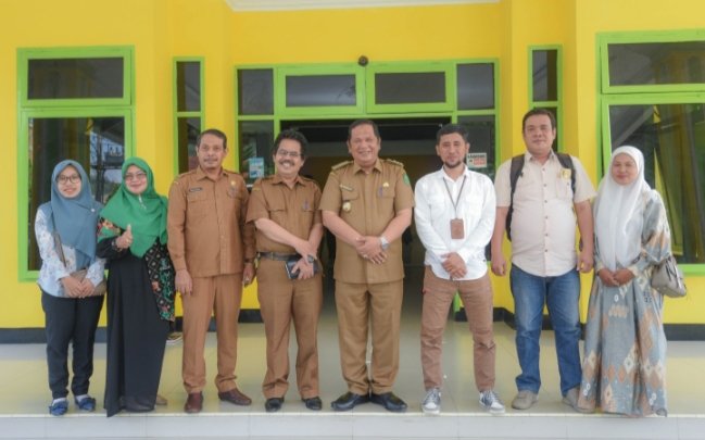 Wali Kota Padangsidempuan Irsan Nasution foto bersama dengan Tim Kotaku. (IST)