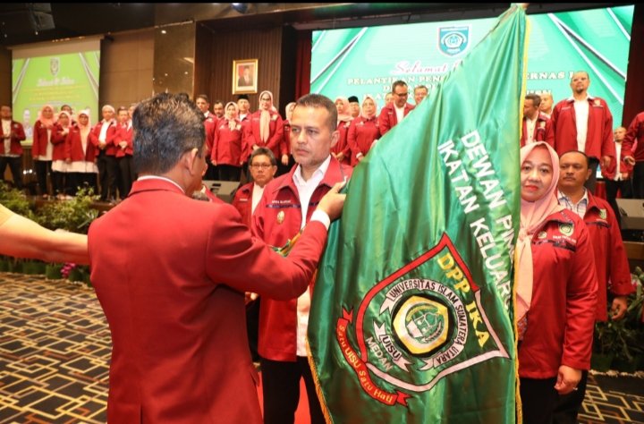 Wakil Gubernur (Wagub) Sumatera Utara (Sumut) Musa Rajekshah dilantik sebagai Ketua Ikatan Keluarga Alumni (IKA) Universitas Islam Sumatera Utara (UISU), di Hotel Grand Mercure, Medan, Senin (6/3).  (DISKOMINFO)