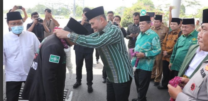 Wakil Gubernur (Wagub) Sumatera Utara (Sumut) Musa Rajekshah bersama Kepala Kepolisian Daerah (Kapolda) Sumut Irjen RZ Panca Putra Simanjuntak menyambut kehadiran Ketua Umum Pengurus Besar Nahdlatul Ulama (PBNU) KH Yahya Cholil Staquf di Bandara Kualanamu, Deliserdang, Selasa (7/3). (DISKOMINFO)