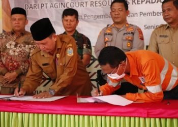 General Manager Operasional  PT AR  Rahmat Lubis dan Kepala cabang Dinas Pendidikan wilayah XI Sumut Sakty Siregar menandatangani berita acara serah terima aula SMAN 1 Batangtoru dari PT AR ke Dinas Pendidikan Provsu. (IST)