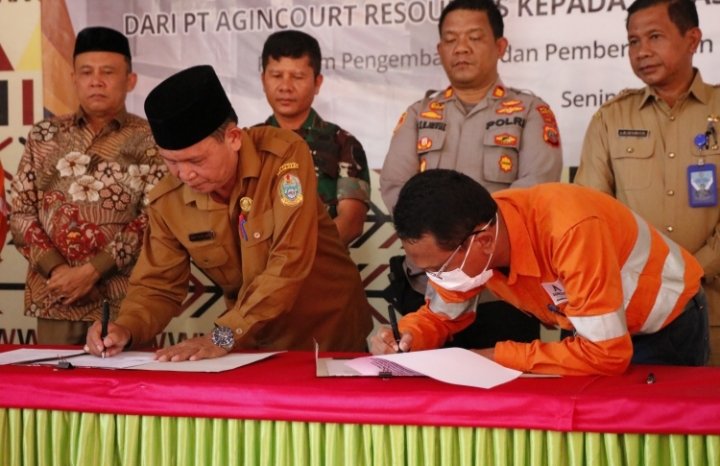 General Manager Operasional  PT AR  Rahmat Lubis dan Kepala cabang Dinas Pendidikan wilayah XI Sumut Sakty Siregar menandatangani berita acara serah terima aula SMAN 1 Batangtoru dari PT AR ke Dinas Pendidikan Provsu. (IST)