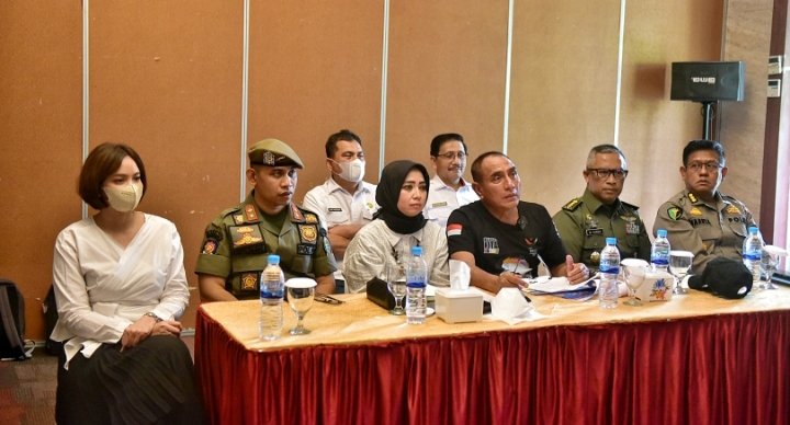 Gubernur Sumatera Utara (Sumut) Edy Rahmayadi memaparkan berbagai upaya dan strategi yang telah dilakukan Pemerintah Provinsi (Pemprov) Sumut untuk penanganan pandemi Covid-19 di Sumut, kepada Tim Juri Penilain Penghargaan Pengendalian Pandemi Covid-19 atau PPKM Award, secara virtual, Kamis (9/3), di Royal Sumatera, Medan.  (diskominfosu)