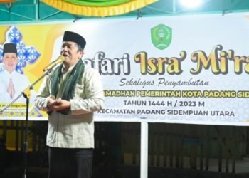 Wali Kota Padangsidempuan Irsan Nasution saat memberikan sambutan pada petingatan Isra mi'raj di Kelurahan Timbangan. (IST)
