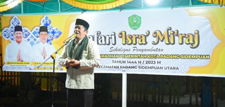 Wali Kota Padangsidempuan Irsan Nasution saat memberikan sambutan pada petingatan Isra mi'raj di Kelurahan Timbangan. (IST)