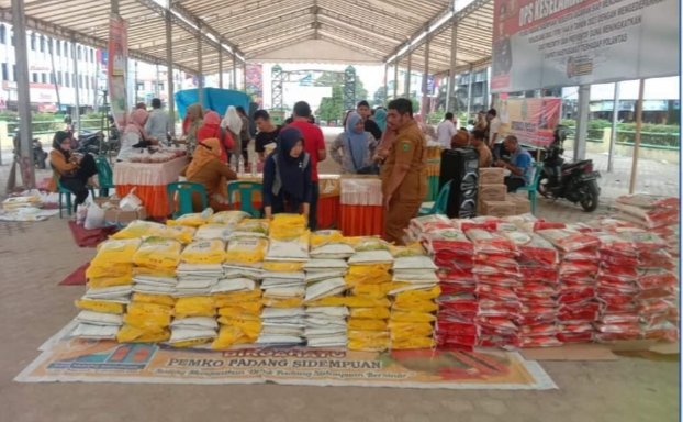 Pemerintah Kota (Pemko) Padang Sidempuan bersama Kantor Perwakilan Bank Indonesia (BI) Sibolga melaksanakan Gerakan Pangan Murah (GPM) di halaman bolak Padangsidempuan, Selasa (14/03). (Ist