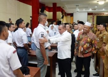 Gubernur Sumatera Utara (Sumut) memberi motivasi kepada para guru SMA dan SMK pada pertemuan dengan para guru, siswa, dan ASN Cabang Dinas Wilayah XI dan XII di Komplek Kantor Bupati Tapanuli Selatan, Sipirok, Selasa (14/3). (Diskominfosu)