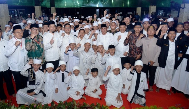 Gubernur Sumatera Utara (Sumut) Edy Rahmayadi menghadiri semarak menyambut bulan suci Ramadan 1444 hijriah di halaman Medan Club Jalan RA.Kartini Medan, Jumat (17/3). Selain silaturahmi dengan ratusan anak-anak panti asuhan Gubernur juga mengunjungi beberapa stan UMKM pada acara tersebut. (DISKOMINFOSU)