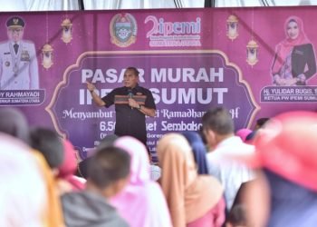 Gubernur Sumatera Utara (Sumut) Edy Rahmayadi menghadiri pasar murah di Lapangan Desa Pematang Johar, Deliserdang, Minggu (19/3). Pada kesempatan itu, Gubernur menggratiskan paket sembako di pasar murah tersebut dan membuat masyarakat girang dan berterima kasih. (Diskominfosu)