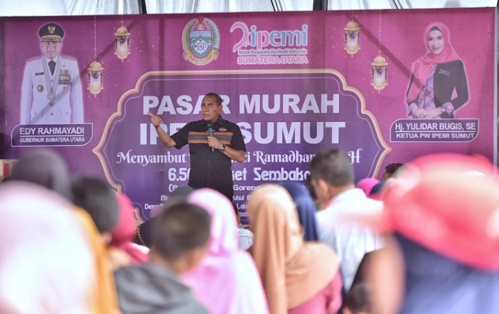 Gubernur Sumatera Utara (Sumut) Edy Rahmayadi menghadiri pasar murah di Lapangan Desa Pematang Johar, Deliserdang, Minggu (19/3). Pada kesempatan itu, Gubernur menggratiskan paket sembako di pasar murah tersebut dan membuat masyarakat girang dan berterima kasih. (Diskominfosu)