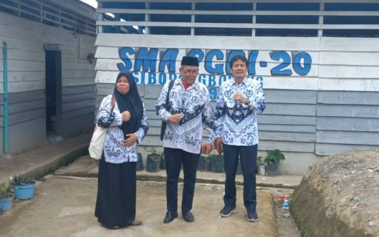 Ketua PGRI Sumut foto bersama dengan Wakil Ketua YPLP PGRI  Sumut Mukhlis SP d MS i dan Elvina selaku Bendahara YPLP Sumut dalam kunjungan ke SMA swasta 20 PGRI Borong borong Tapanuli Utara Sumatera Utara. (IST)