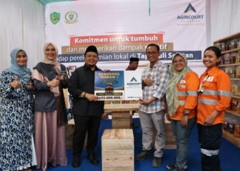 PT.AR menyerahkan batuan diterima Bupati Tapsel,untuk diserahkan pada juara MTQ Ke-55, berupa paket umrah bagi juara 1 lomba MTQ senilai Rp35 juta. (IST)
