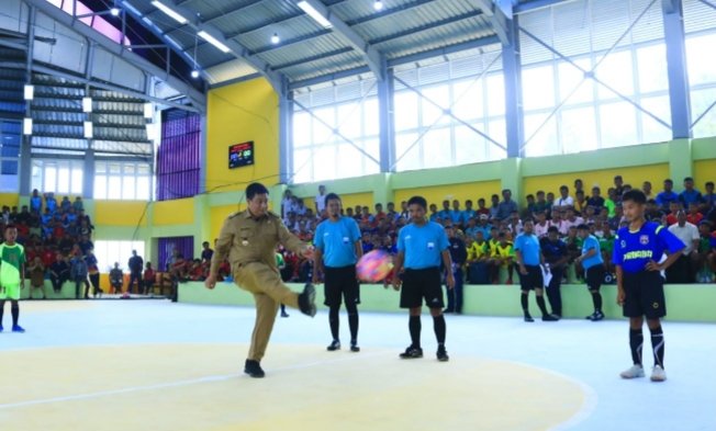 Vandiko Gultom melakukan sepakan pertama.(Suriono Brandoi)