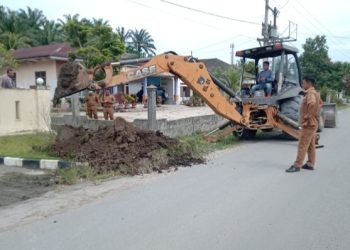 Satu unit alat berat PLTA Asahan 3 yang diturunkan untuk pembuatan drainase di ruas Jalan Provinsi Lintas Sigura-gura  di Aek Songsongan, Asahan, Senin (27/03). (IST)