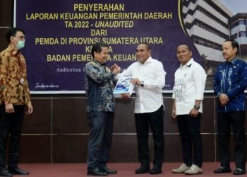 Gubernur Sumatera Utara (Sumut) Edy Rahmayadi menyerahkan Laporan Keuangan Pemerintah Daerah TA 2022 - Unaudited kepada Kepala Perwakilan Badan Pemeriksa Keuangan (BPK) Provinsi Sumut Eydu Oktain Panjaitan di Auditorium BPK Provinsi Sumut Jalan Imam Bonjol Medan, Kamis (30/3).

 