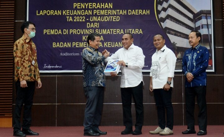 Gubernur Sumatera Utara (Sumut) Edy Rahmayadi menyerahkan Laporan Keuangan Pemerintah Daerah TA 2022 - Unaudited kepada Kepala Perwakilan Badan Pemeriksa Keuangan (BPK) Provinsi Sumut Eydu Oktain Panjaitan di Auditorium BPK Provinsi Sumut Jalan Imam Bonjol Medan, Kamis (30/3).

 
