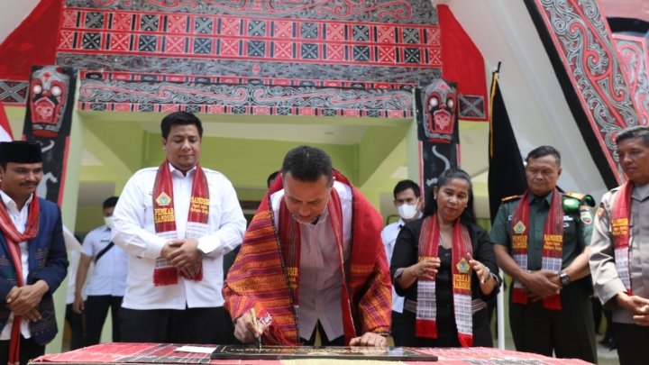 Wakil Gubernur (Wagub) Sumatera Utara (Sumut) Musa Rajekshah meresmikan Gedung Olahraga (GOR) Samosir di Lumban Sihombing, Dusun II, Desa Hutanamora, Kecamatan Pangururan, Rabu (29/3).  (DISKOMINFOSU)