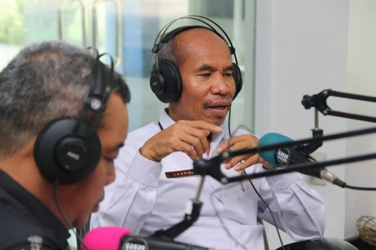 Inspektur Provinsi Sumut Lasro Marbun dan Guru Besar Bidang Ilmu Akuntansi pada Fakultas Ekonomi dan Bisnis Universitas Sumatera Utara (USU) Iskandar Muda saat Dialog Interaktif ’di Studio Stasiun Radio Republik Indonesia (RRI) Medan, Jalan Gatot Subroro Nomor 214 Medan, Kamis (30/3). (DISKOMINFO SUMUT)