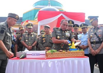 Gubernur Sumatera Utara (Sumut) Edy Rahmyadi menjadi Inspektur Upacara Peringatan Peringatan Hari Ulang Tahun (HUT) ke-73 Satpol PP, HUT ke-61 Satlinmas dan HUT ke-104 Pemadam Kebakaran di Lapangan Astaka Gedung Serbaguna Provinsi Sumut Jalan William Iskandar, Kec. Percut Seituan, Kab. Deliserdang, Rabu (15/3). (DISKOMINFO)