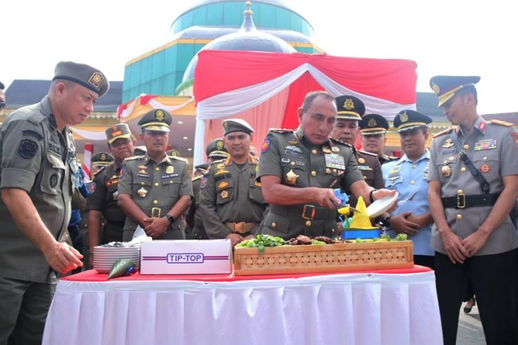 Gubernur Sumatera Utara (Sumut) Edy Rahmyadi menjadi Inspektur Upacara Peringatan Peringatan Hari Ulang Tahun (HUT) ke-73 Satpol PP, HUT ke-61 Satlinmas dan HUT ke-104 Pemadam Kebakaran di Lapangan Astaka Gedung Serbaguna Provinsi Sumut Jalan William Iskandar, Kec. Percut Seituan, Kab. Deliserdang, Rabu (15/3). (DISKOMINFO)