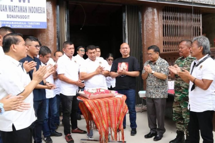 Bupati Nikson Nababan didampingi Uspida,para Kepala SMA dan pengurus PWI Bona Pasogit saat menanti peniupan lilin HUT ke-77 PWI. (ist)