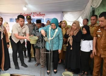 Ketua TP PKK Provinsi Sumatera Utara (Sumut) Nawal Lubis melakukan peletakan batu pertama pembangunan Lembaga Pelatihan Kerja Yayasan Qaulum Adzani Salon di Jalan T Amir Hamzah, Dusun II, Desa Perdamaian, Kecamatan Binjai, Kabupaten Langkat, Selasa (14/3). (Diskominfosu)