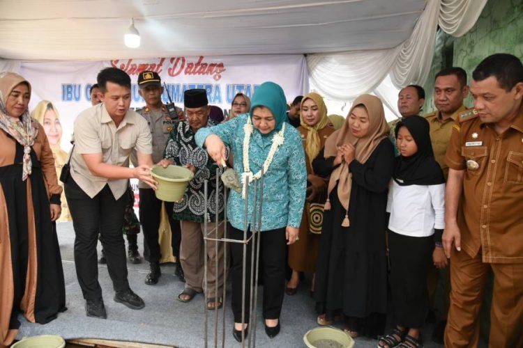Ketua TP PKK Provinsi Sumatera Utara (Sumut) Nawal Lubis melakukan peletakan batu pertama pembangunan Lembaga Pelatihan Kerja Yayasan Qaulum Adzani Salon di Jalan T Amir Hamzah, Dusun II, Desa Perdamaian, Kecamatan Binjai, Kabupaten Langkat, Selasa (14/3). (Diskominfosu)