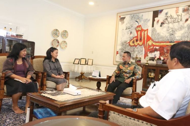 Wakil Gubernur (Wagub) Sumatera Utara (Sumut) Musa Rajekshah menerima kunjungan Pimpinan The Bloom Andaliman Artisan Tea Intan Damanik di Rumah Dinas Jabatan Wagub, Senin (27/3). (DISKOMINFO SUMUT)