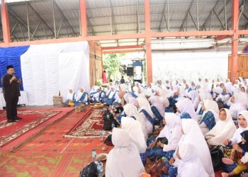 Bupati Tapsel Dolly Pasaribu saat menghadiri Pengajian Wirid Akbar BKMT di Kelurahan Pasar Sempurna, Kecamatan Marancar Tapsel.(IST)