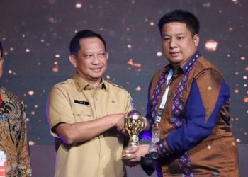 Bupati Samosir saat menerima penghargaan UHC dari Mendagri (DOK)