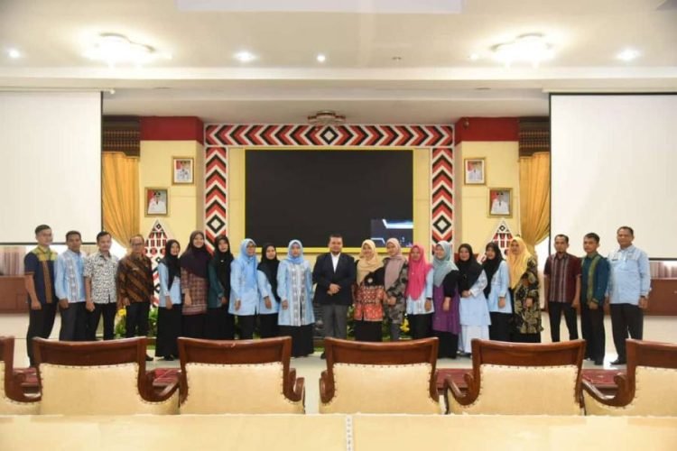 : Bupati Tapsel Dolly Pasaribu foto bersama Calon Pegawai Negeri Sipil (CPNS) Formasi 2019, di Aula Sarasi, Lantai III, Kantor Bupati Tapsel, Sipirok (9/3). (IST)