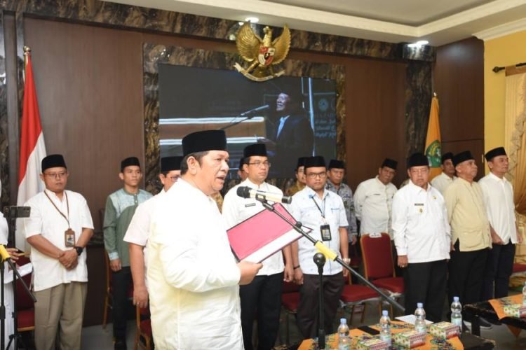 Wali Kota Padang Sidempuan Irsan Nasution saat memba'ian dan pelantikan kepada 45 dewan hakim Musabaqah Tilawatil Quran (MTQ) ke 22 tingkat Kota Padang Sidempuan di Aula Kantor Walikota Padang Sidempuan. (IST)