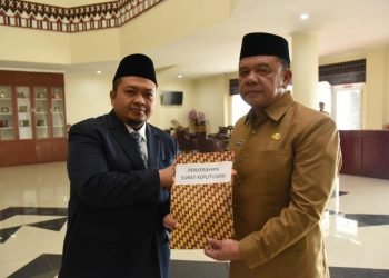 Bupati Tapsel Dolly Pasaribu saat menyerahkan SK pada Parlindungan Harahap Penjabat Sekda Tapsel yang baru. (IST)