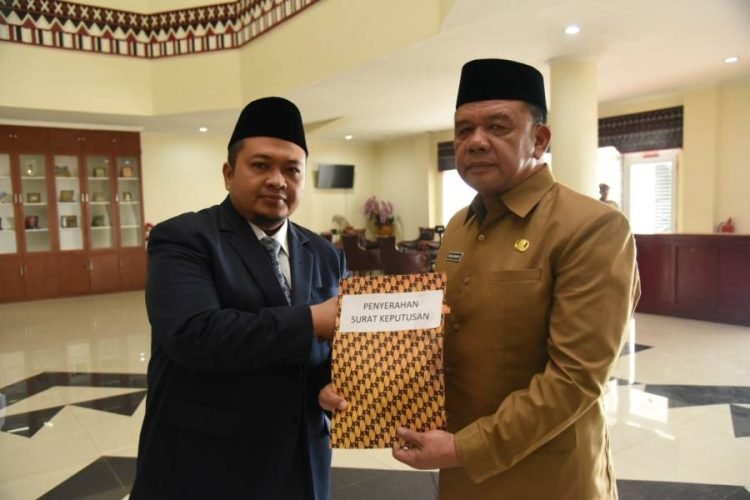 Bupati Tapsel Dolly Pasaribu saat menyerahkan SK pada Parlindungan Harahap Penjabat Sekda Tapsel yang baru. (IST)