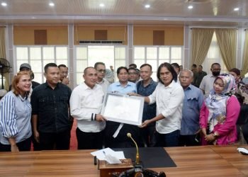 Gubernur Sumatera Utara (Sumut) Edy Rahmayadi foto bersama para wartawan usai bersilaturahmi dengan pimpinan OPD dan Forum Wartawan Pemprov Sumut di Aula Tengku Rizal Nurdin Jalan Jenderal Sudirman Nomor 41 Medan, Senin (27/3). (Diskominfo)