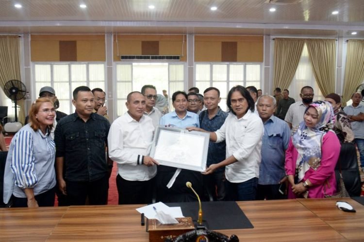 Gubernur Sumatera Utara (Sumut) Edy Rahmayadi foto bersama para wartawan usai bersilaturahmi dengan pimpinan OPD dan Forum Wartawan Pemprov Sumut di Aula Tengku Rizal Nurdin Jalan Jenderal Sudirman Nomor 41 Medan, Senin (27/3). (Diskominfo)