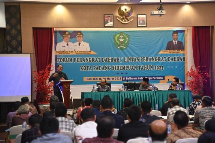 Wali Kota Padangsidempuan Irsan Nasution memberikan sambutan pada acara Forum Perangkat Daerah Kota Padangsidempuan, di Emerald Hall Hotel Mega Permata, Jumat (10/3/2023). (IST)