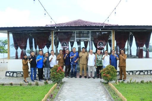 Audiensi panitia Medan Hash House Harriers ke Bupati Samosir.(Suriono Brandoi).