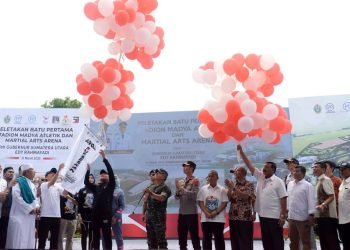 Gubernur Sumatera Utara (Sumut) Edy Rahmayadi beserta para pimpinan Forkopimda Provinsi Sumut melakukan peletakan batu pertama stadion madya atletik dan martial arts arena di kawasan Sumut Sport Centre Jalan Sultan Serdang, Desa Sena, Kabupaten Deliserdang. Jumat (31/3). (Diskominfo Provsu)