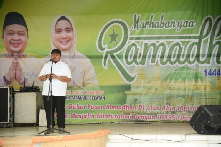 Bupati Tapsel Dolly Pasaribu memberikan sambutan saat membuka poken parbuko Sipirok. (IST)