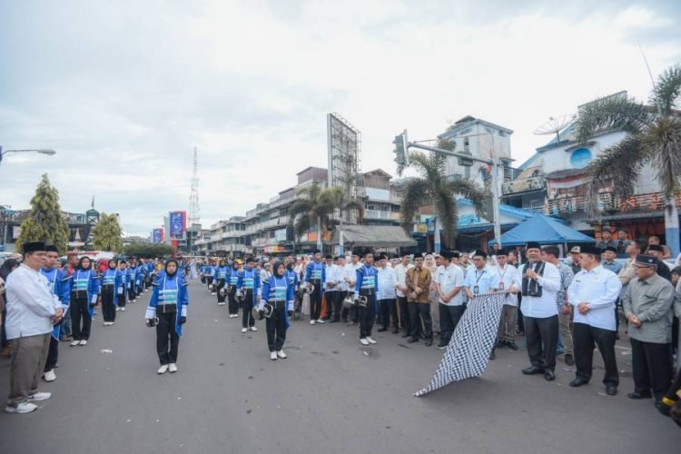 Wali Kota Padangsidempuan Irsan Nasution didampingi wakil Arwin Siregar saat melepas pserta pawai taruf MTQ ke-XXII Kota Padangsidimpuan. (IST)